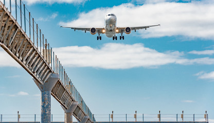 Flugzeug Airbus A321-211 , im Landeanflug auf Lanzarote