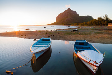 Vissersboten bij zonsondergang op de achtergrond van de berg Le Morne Brabant. Mauritius Eiland