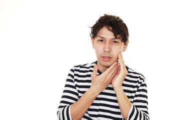 虫歯が痛む男性