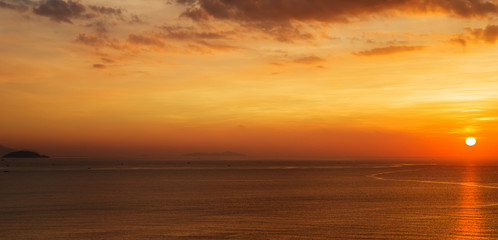 Fototapeta na wymiar Sunrise over the sea 