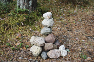 Obraz premium Figure from stones in the woods. New relaxing entertainment.