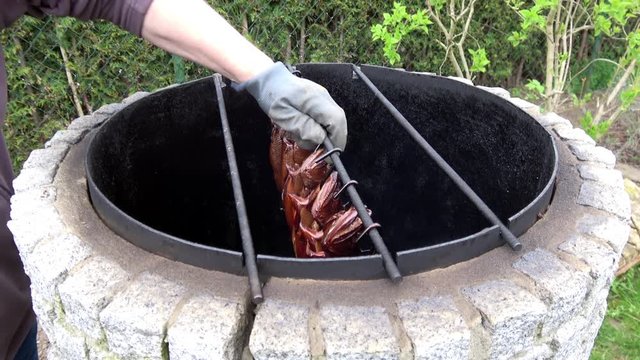 Forellen und Saiblinge werden aus dem R&auml;ucherofen geholt