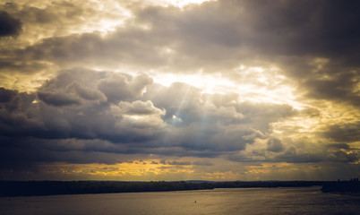 Величественный золотой закат над рекой