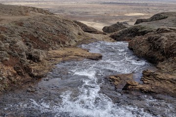 Wasserlauf vom Systravatn in Island