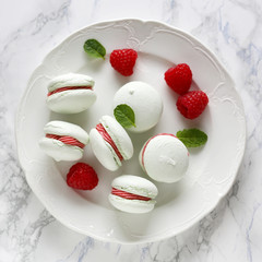 Macarons mit Himbeerfüllung