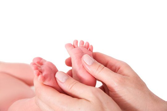 Kleine Babyf&uuml;&szlig;e, Mutter h&auml;lt F&uuml;&szlig;chen fest