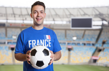 Lachender Frankreich Fan im Stadion mit Ball