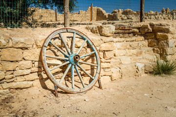 Obraz premium Old wooden wheel 