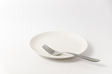 シンプルな皿と食器のイメージ