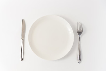 シンプルな皿と食器のイメージ