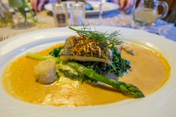 Kabeljau mit Dill auf Spinat