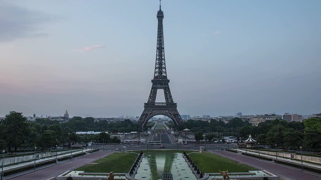 paris waking up view of the eiffel tower timelapse from night to day when sun rise up lighting the city from trocadero