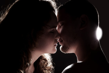 Paar küsst sich im Schatten Porträt