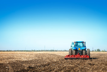 Obraz premium Tractor working in a field