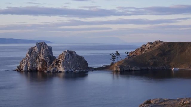Cette vidéo traite de Falaise et vol de mouette au bord du Baikal