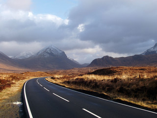 Straße in den Hiorzont der  Highlands