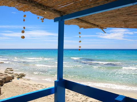 Chiringuito acogedor en una playa de formentera. Vacaciones en el mar