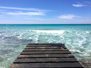 Embarcadero de madera en playa de formentera