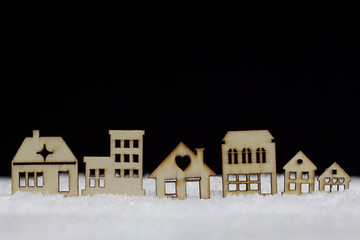 decoratieve houten huisjes in de sneeuw