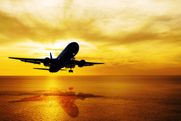 Fototapeta na wymiar Seascape and sky sunset with airplane