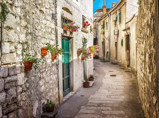 Foto op Plexiglas Smal steegje Smalle oude straat en werf in de stad Sibenik, Kroatië, middeleeuwse zone