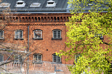Gefängnis mit Gitterfenstern, Justizvollzugsanstalt JVA