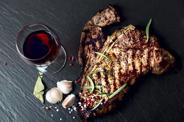 Photo sur Plexiglas Steakhouse Steak with spices and glass of red wine