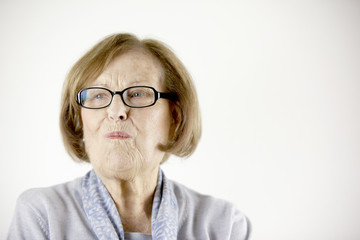 Fototapeta premium Ältere Dame, die schmunzelt