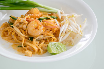 Shrimps Pad Thai (Thailand's national dishes)