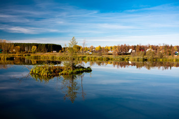 Fototapeta na wymiar beautiful autumn landscape on the lake