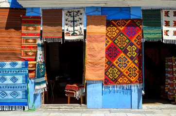 Foto auf Acrylglas Wall of a local store with traditional Mexican handmade carpets  © Alice Nerr