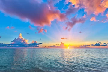 Crédence de cuisine en verre imprimé Eau Lever de soleil coloré sur l& 39 océan aux Maldives