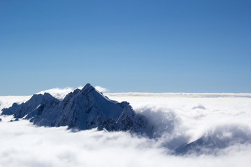 Alpen durchbrechen die Wolken