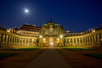 Fototapeta na wymiar Zwinger bei Nacht