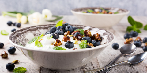Quark with blueberries, pistachios and mint