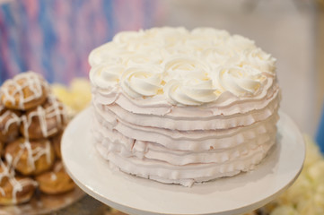 Obraz na płótnie Canvas Wedding cake decorated with roses on the table