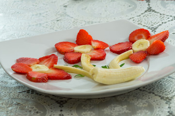Composizione di fragole e banane, fiore creato con fragola e banana in primo piano, food di frutta