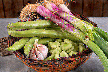 Basket with shallot and garlic beans
