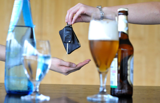 Angetrunkener Biertrinker gibt zur Sicherheit seinen Autoschlüssel ab