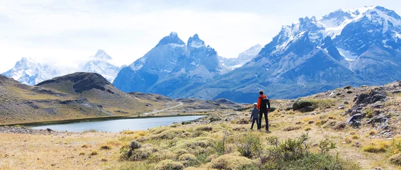 Crédence de cuisine en verre imprimé Cuernos del Paine family on patagonia