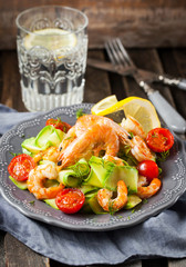 Prawns, zuchini noodles and tomato