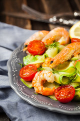 Prawns, zuchini noodles and tomato