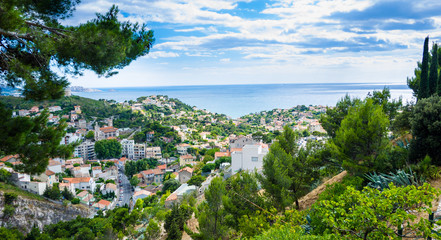 Fototapeta na wymiar Toits des maisons de la ville de Marseille s'étendant des hauteurs jusqu'à la mer