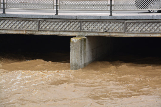 puente a punto de desbordarse