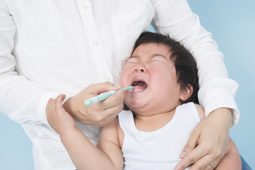 仕上げ磨きを泣いて嫌がる男の子