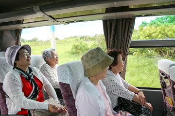 観光バス旅行 高齢者女性