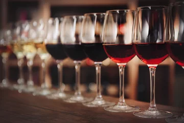 Crédence de cuisine en verre imprimé Vin De nombreux verres de vins différents d& 39 affilée sur le comptoir du bar