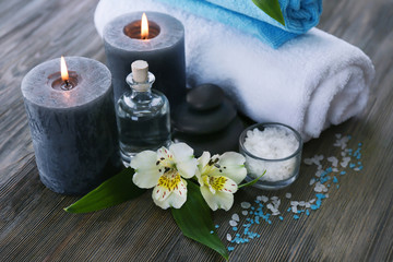 Fototapeta na wymiar Spa still life with flowers and candlelight on wooden background