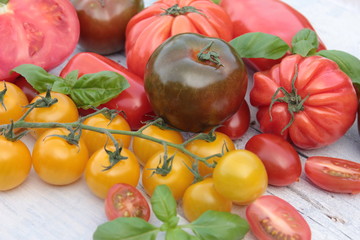 verschiedene bunte Tomaten Holztisch top view