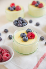 Vanillepudding mit Beeren 